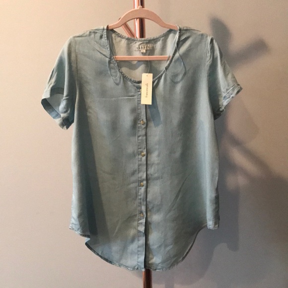 Francesca's Collections Tops - NWT Francesca’s Light Chambray Button Down L Tie